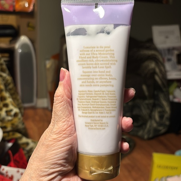 Victoria's Secret Garden Love Spell Ultra Nourishing Hand And Body Cream 205g - Picture 2 of 2